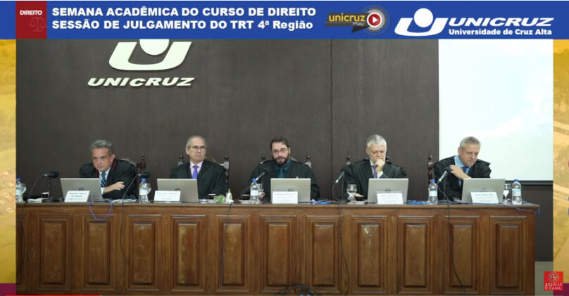Mesa da sessão de julgamento