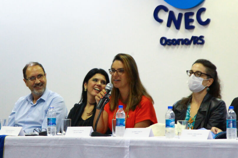 Juíza Carolina Gralha na mesa de abertura.