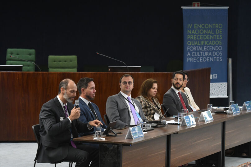 Foto da mesa do evento.