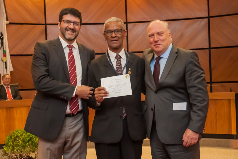 Presidente Francisco Rossal, servidor Luiz Antonio da Silva e vice-presidente Martins Costa