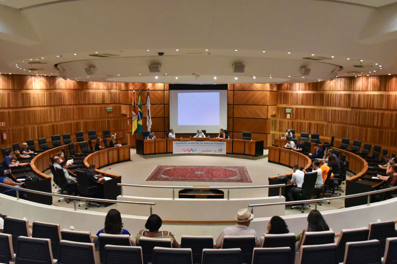 Foto do público e da mesa oficial no Plenário