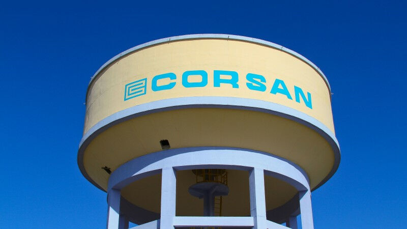 Foto de uma caixa d´água com o logo da Corsan