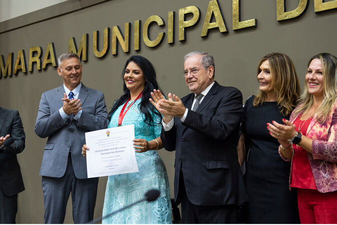 Dra. Tânia recebendo a homenagem na Câmara de Vereadores de Porto Alegre.