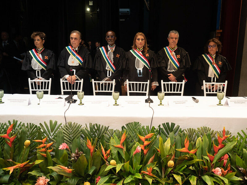 parte da mesa oficial da solenidade, mostrando presidente e vice empossandos, e outros desembargadores..