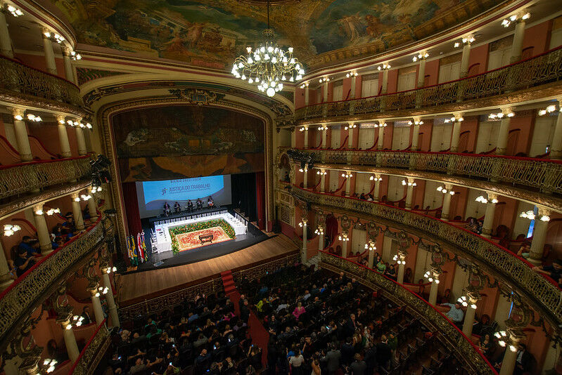 Foto panorâmica da solenidade no Teatro Amazonas