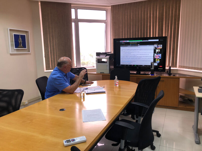 Des. Martins Costa conduzindo a audiência de hoje e olhando para a tela da videoconferência, na sala de reuniões da Vice Presidência.