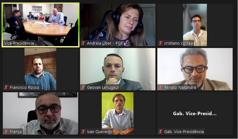 Print screen da tela da videoconferência, mostrando os participantes em mosaico