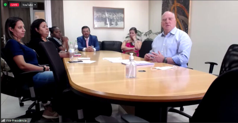 Print screen da videoconferência, mostrando a sala da Vice-Presidencia, com o des. Martins Costa e representes da empresa e da associação