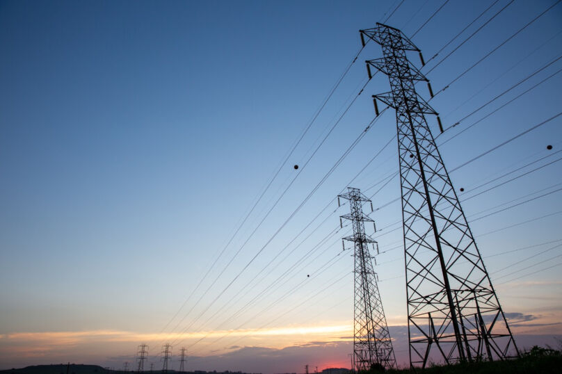 Foto ilustrativa de torres de uma linha de transmissão de energia