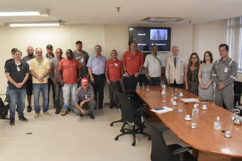 Participantes da mediação posam para a foto