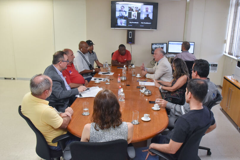 Foto dos participantes na mesa de mediação