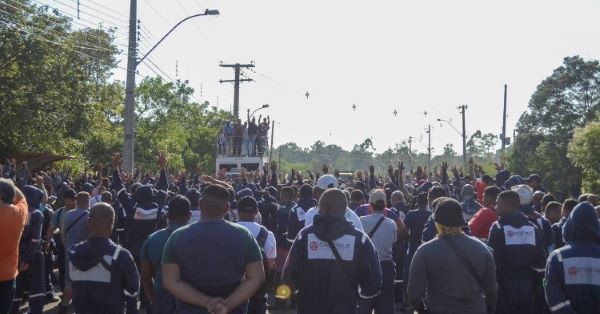 Fotos dos trabalhadores durante assembleia geral