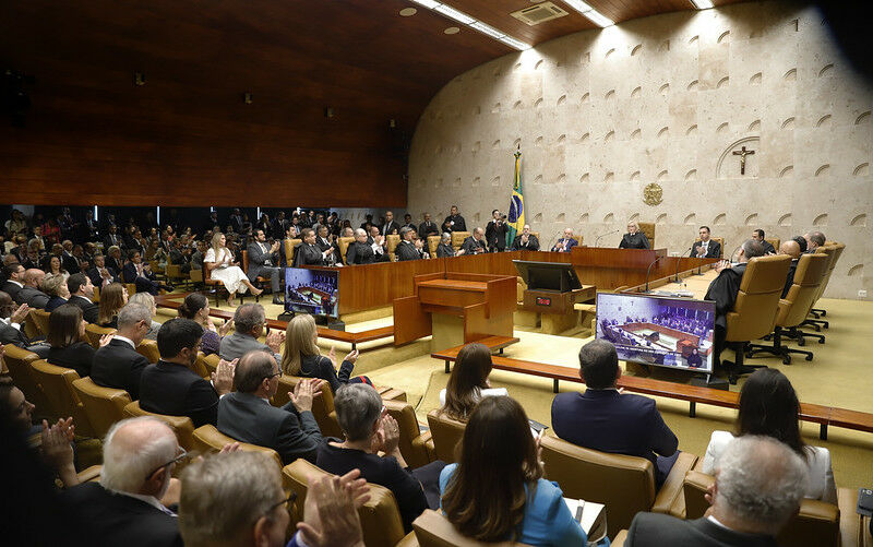 Foto em ângulo aberto da sessão, mostrando público e plenário