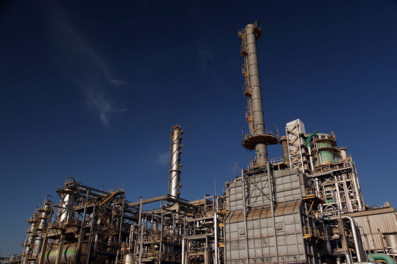 Foto de uma refinaria de petróleo