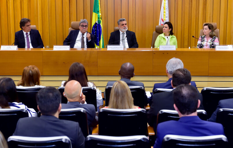 Foto da mesa de abertura, com os ministros do TST