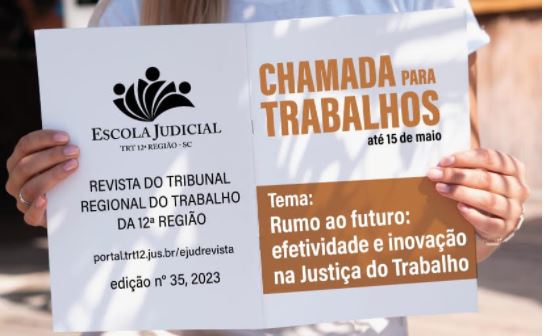 Card com fotografia ao fundo de pessoa segurando uma placa com as informações da divulgação. Constam: a logomarca da EJud12, o tema da edição: "Rumo ao futuro: efetividade e inovação na Justiça do Trabalho" e"Revista do Tribunal Regional do Trabalho da 12ª Regiao, edição 35/2023.