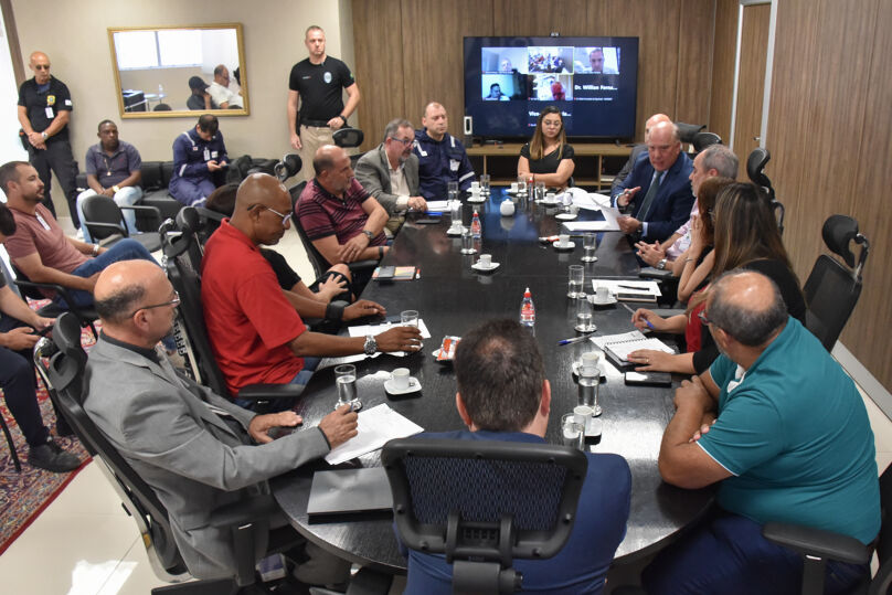 Foto dos participantes da sessão de mediação sentados em volta da mesa