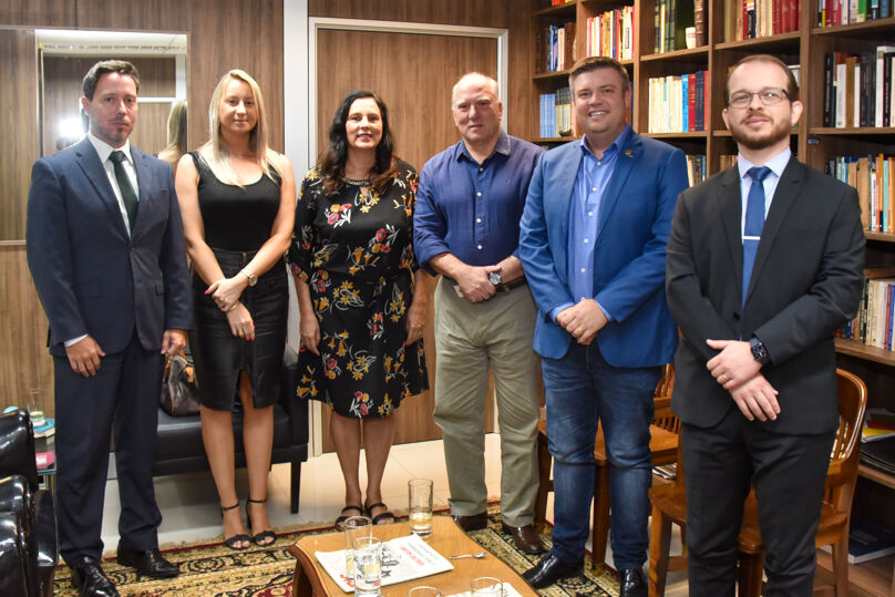 Foto posada dos participantes da reunião
