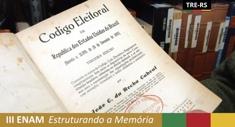 Arte com a foto de um exemplar do primeiro código eleitoral aberto. 