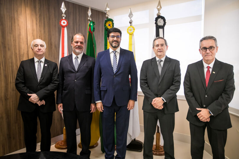 Foto posada dos cinco representantes dos Tribunais
