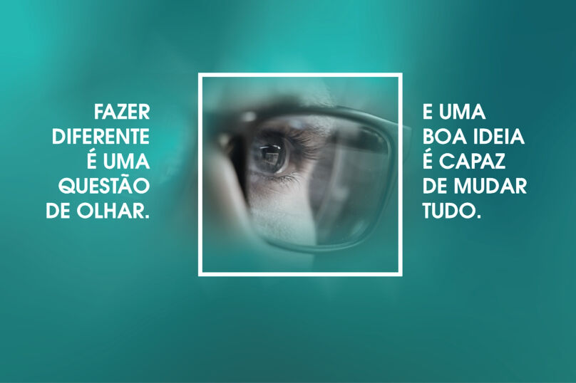 Imagem de um olho humano, com óculos. Fundo azul com as frases em branco: Fazer diferente é uma questão de olhar. E uma boa ideia é capaz de mudar o mundo.