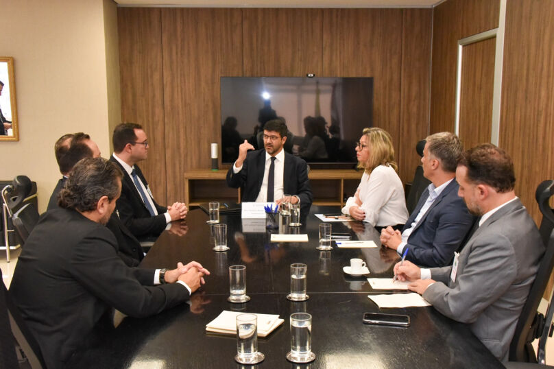 Foto dos participantes na mesa da reunião