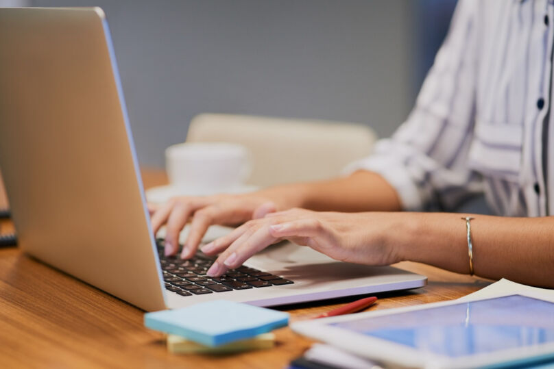 Foto de uma mulher trabalhando em um notebook