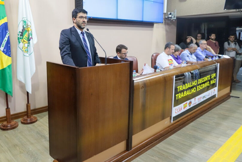 Des. Francisco Rossal, falando da tribuna do evento