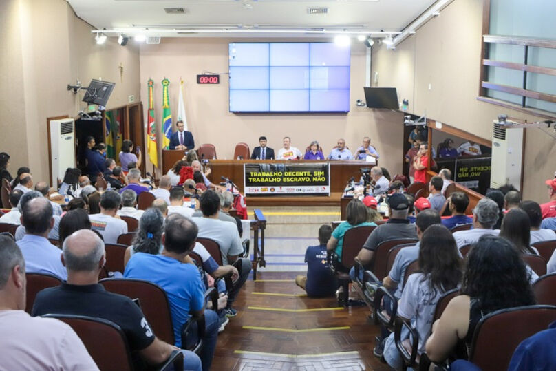 Foto em ângulo aberto do evento