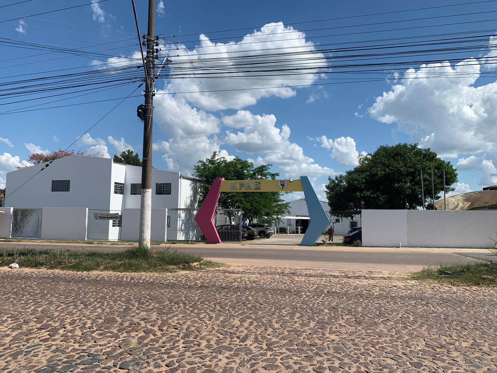 Foto da entrada da sede da Apae reformada