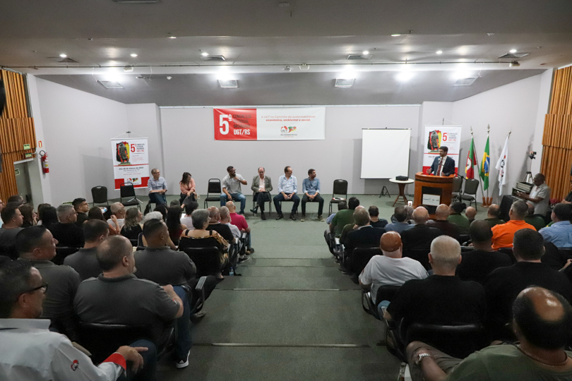 Foto em ângulo aberto do evento, mostrando o público