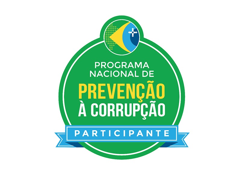 Logomarca do Plano Nacional de Prevenção à Corrupção, nas cores verde, amarelo e azul. A imagem é de um selo redondo, na cor verde. Acima, há a imagem de um olho, com as cores da bandeira do Brasil. Há a palavra "Participante", abaixo, em branco sobre uma faixa azul claro; acima, está escrito: Plano Nacional de Prevenção à Corrupção, nas cores branco e amarelo.