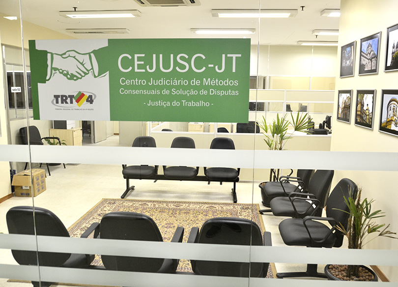 Fotografia da fachada da sala do Cejusc-JT do 2º Grau.