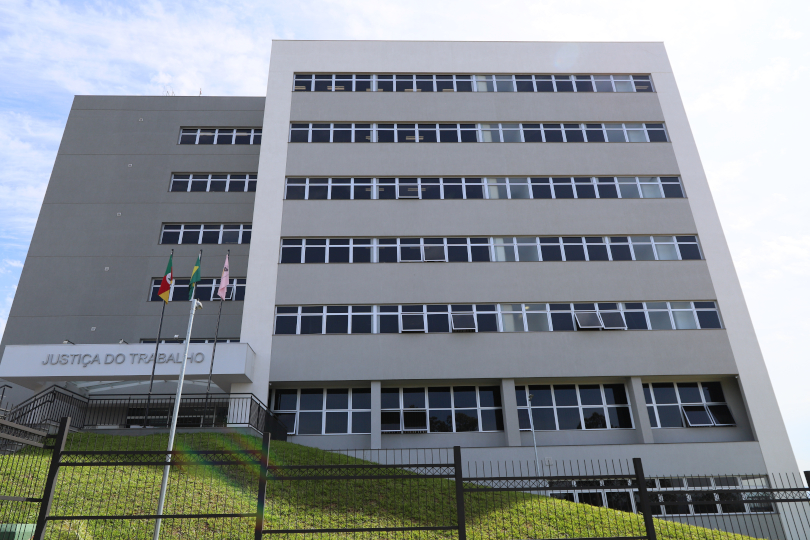 Fotografia da fachada do Foro Trabalhista de Novo Hamburgo.