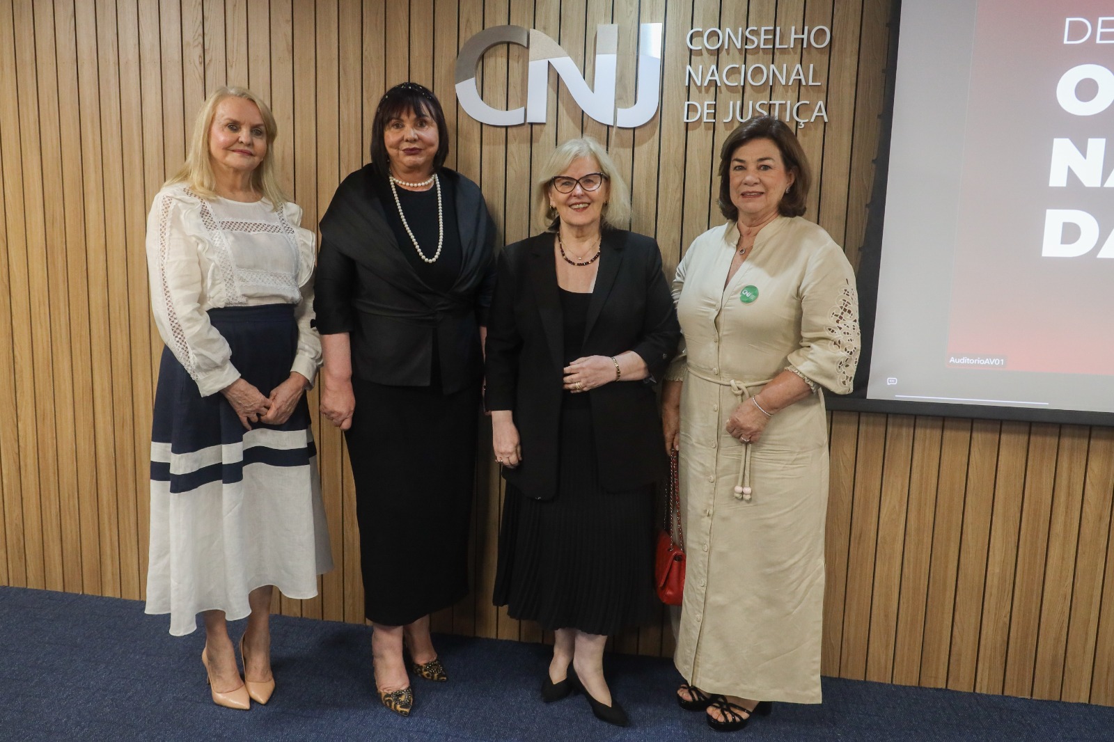 A ouvidora da mulher indicada pelo CNJ para o segmento da Justiça Eleitoral, desembargadora Nilsoni de Freitas Custódio; a ouvidora nacional da Mulher, ministra do TST Maria Helena Mallmann; a presidente do Supremo Tribunal Federal e do CNJ, ministra Rosa Weber; e a ouvidora da mulher da Região Norte, desembargadora federal Gilda Sigmaringa Seixas (TRF1)- Foto: Ana Araújo/Ag. CNJ