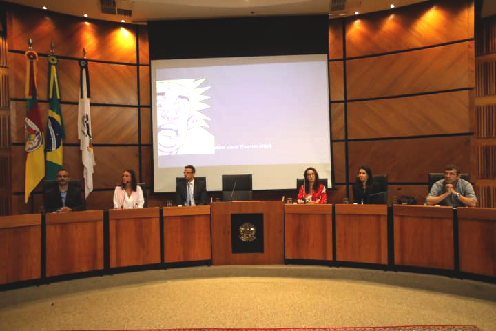 Foto do plenário do TRT-4, onde aparece a mesa com autoridades presentes.