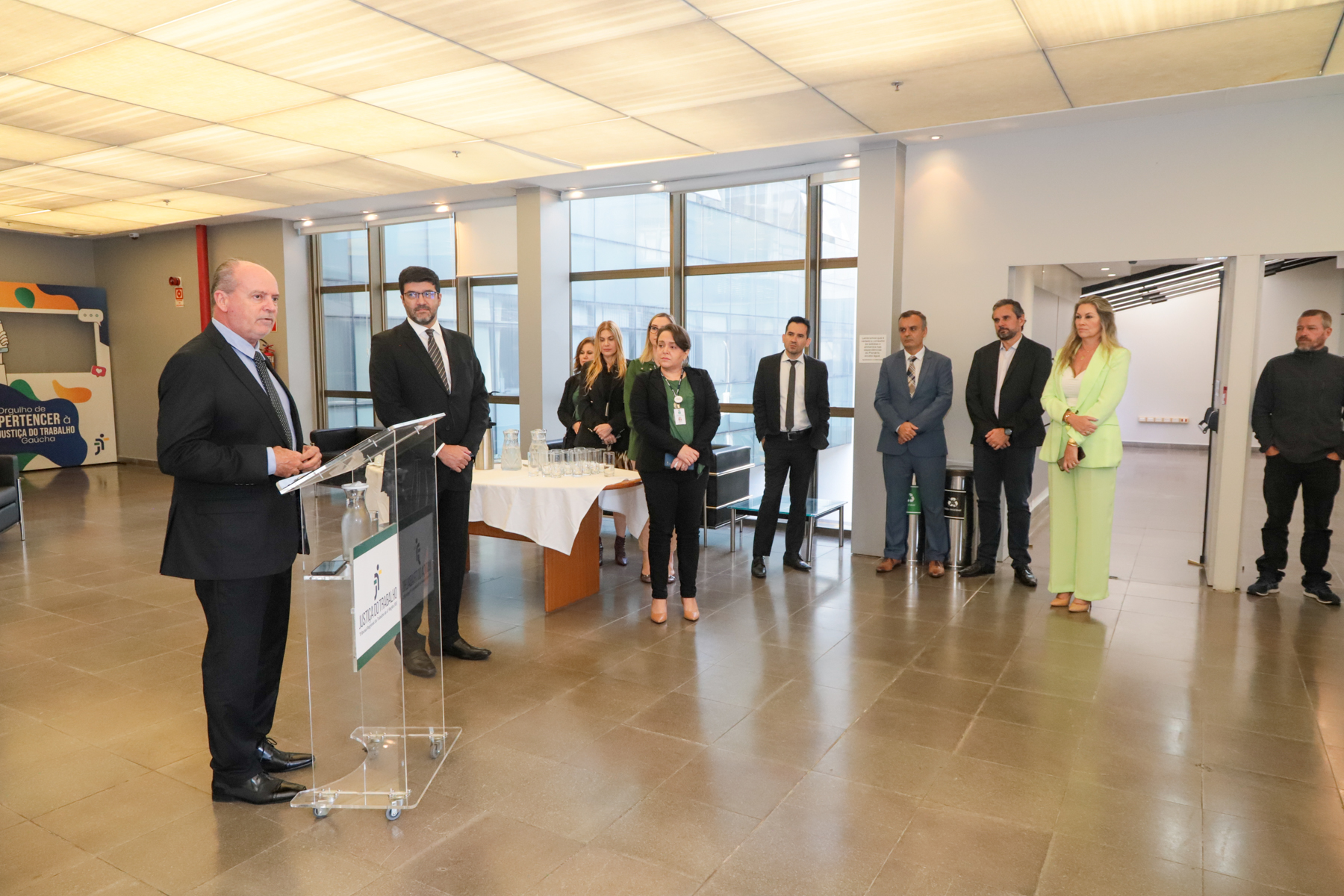 Foto da solenidade, em ângulo aberto