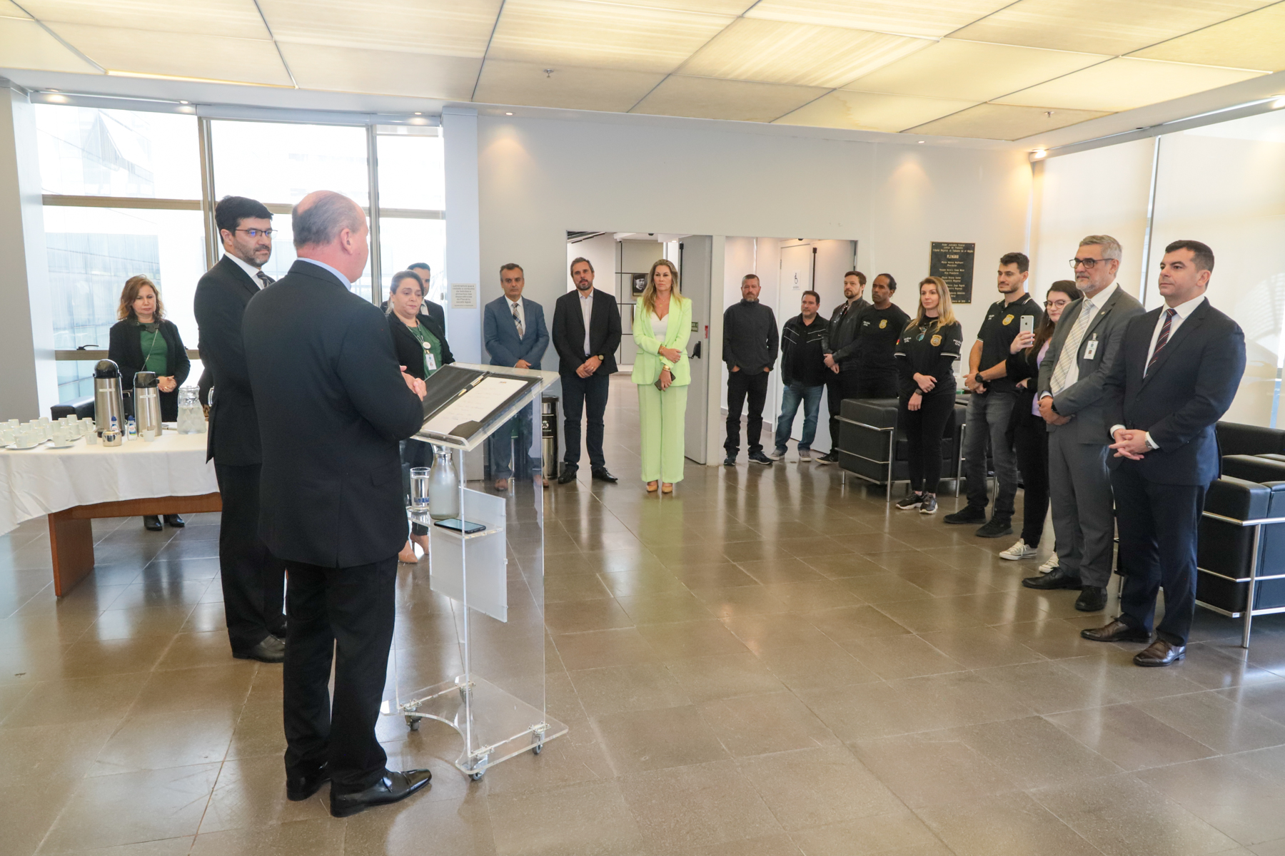 Foto da solenidade, em ângulo aberto