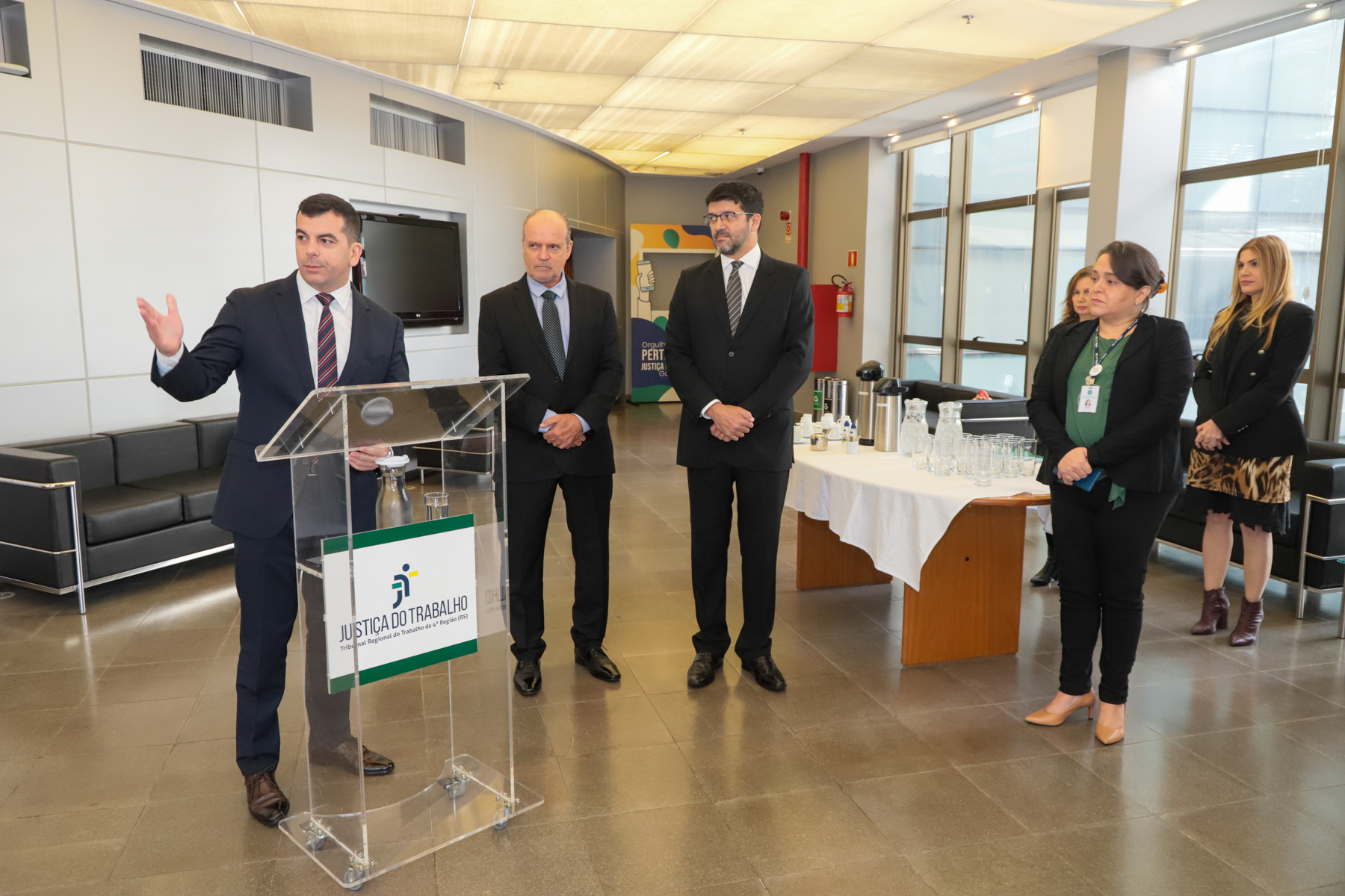 Foto da solenidade, durante fala do tenente-coronel