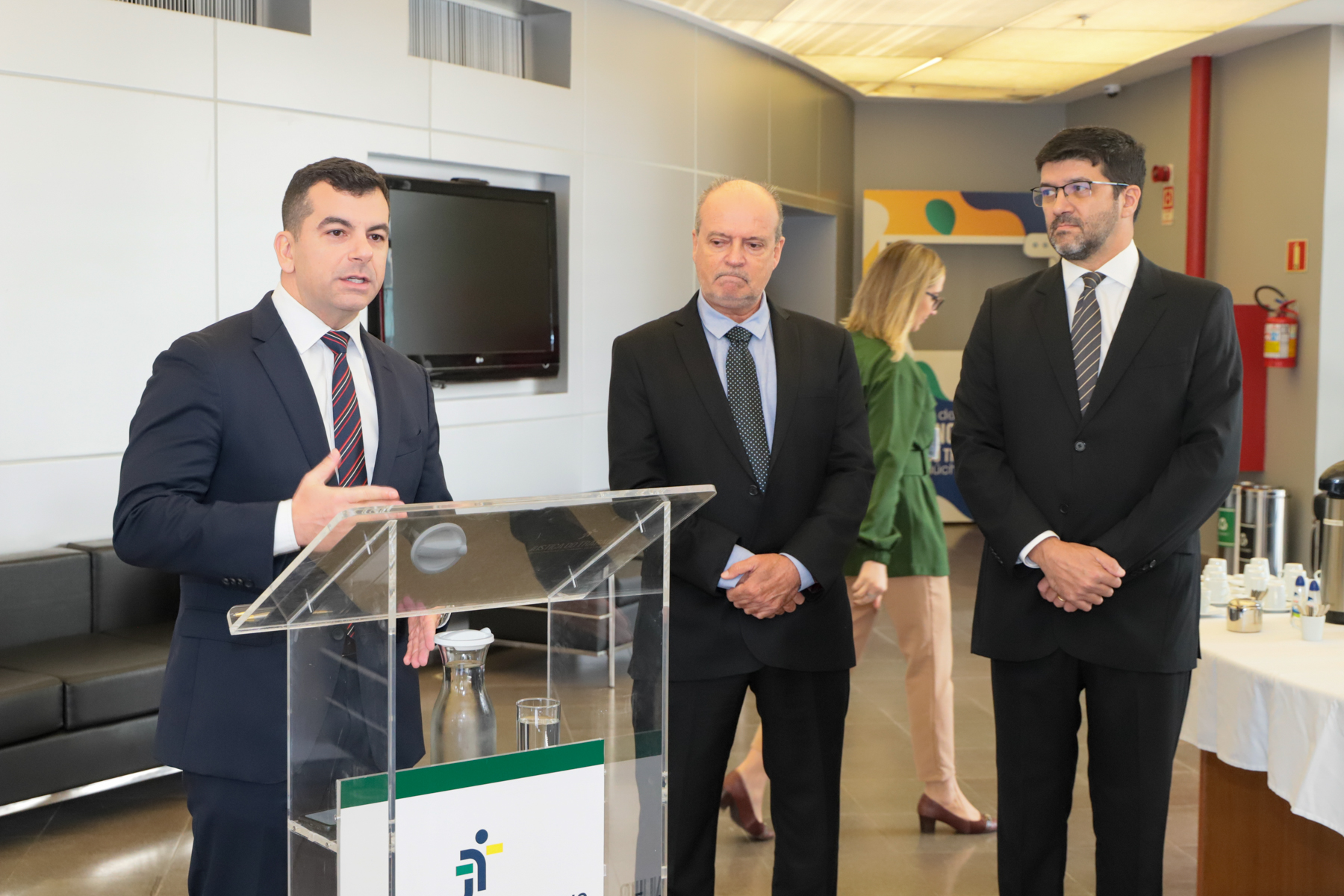 Foto da solenidade, durante fala do tenente-coronel