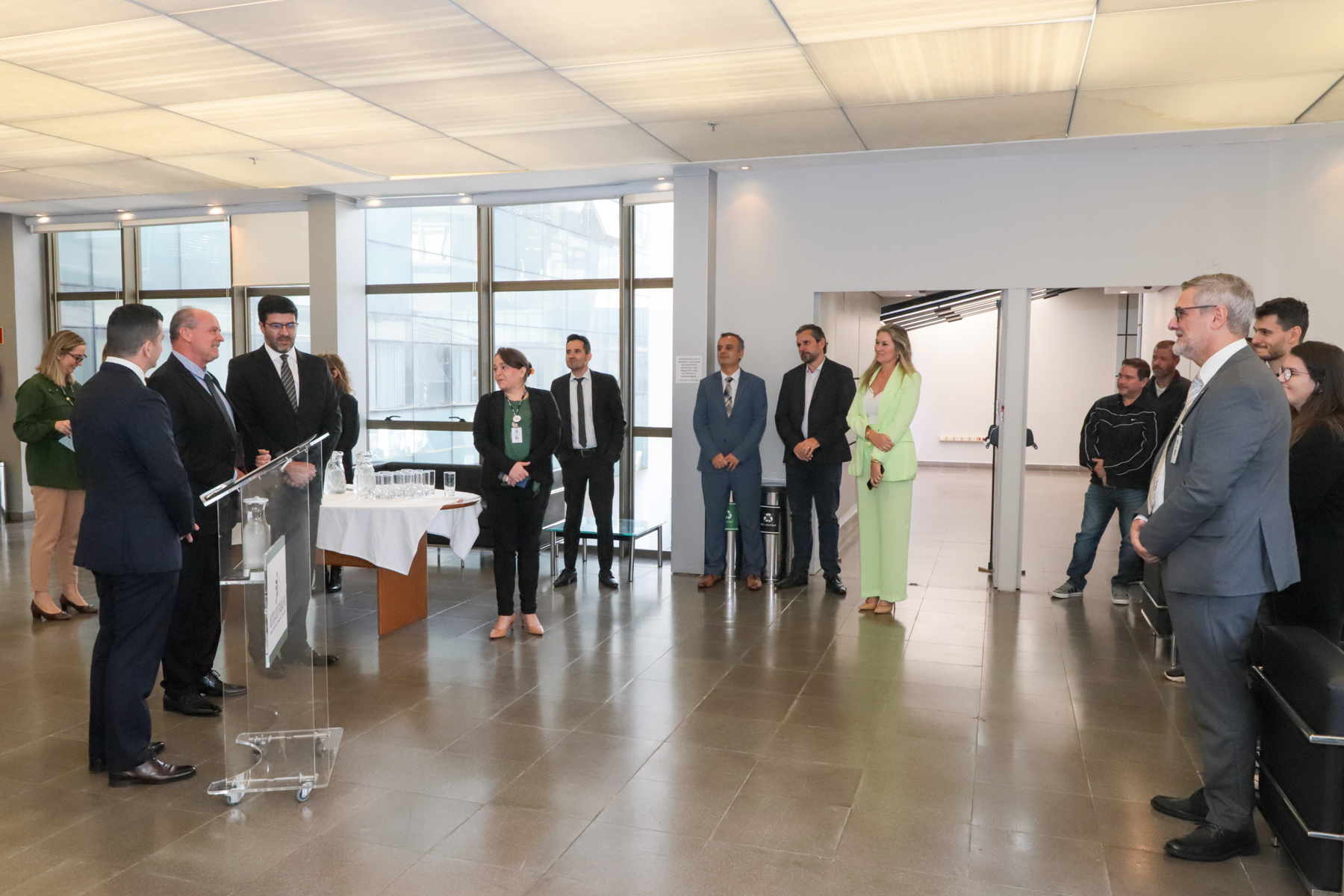 Foto da solenidade, em ângulo aberto