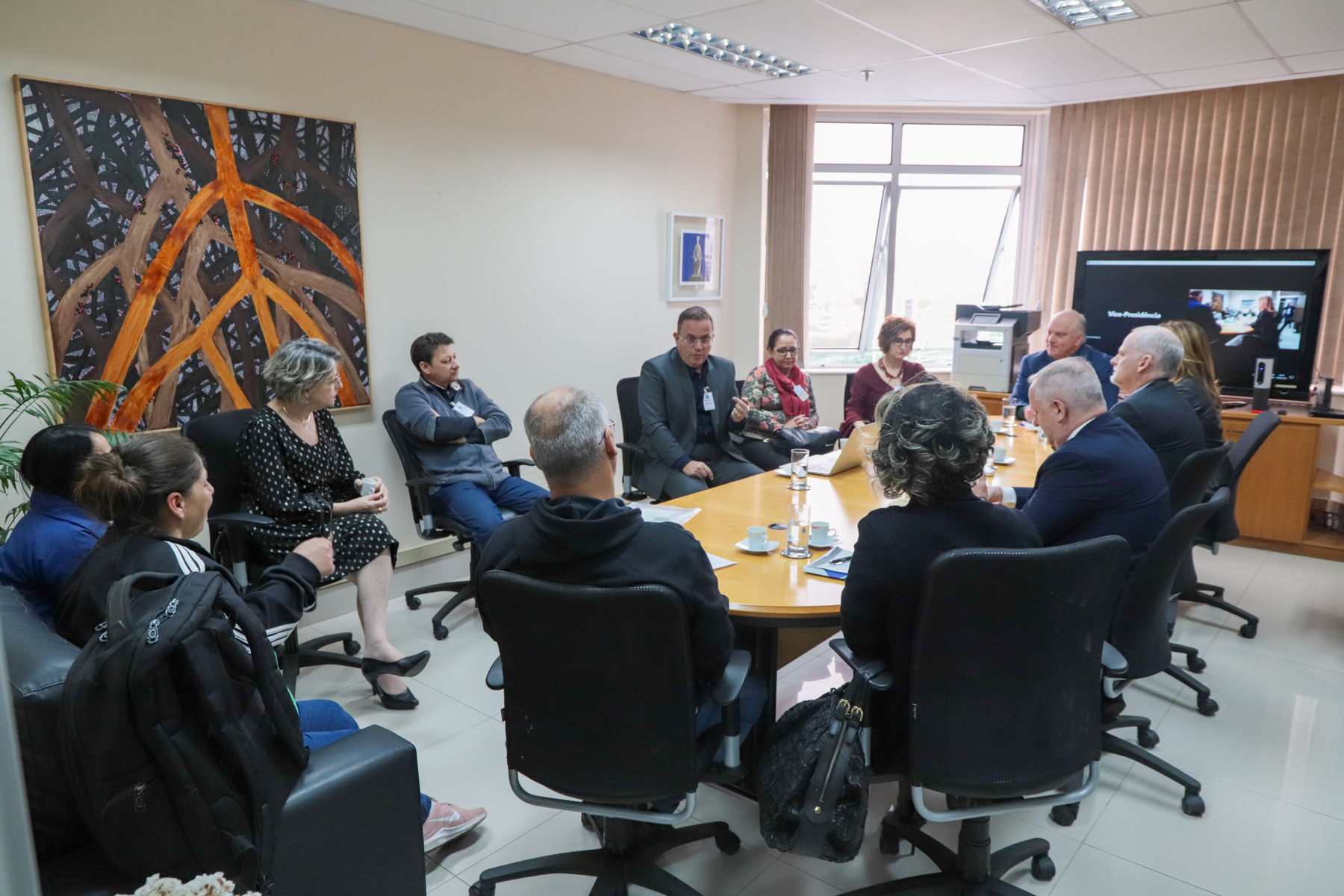 Mesa de negociação com representantes de trabalhadores e hospitais, Mediação do vice-presidente do TRT-4, desembargador Ricardo Martins Costa.