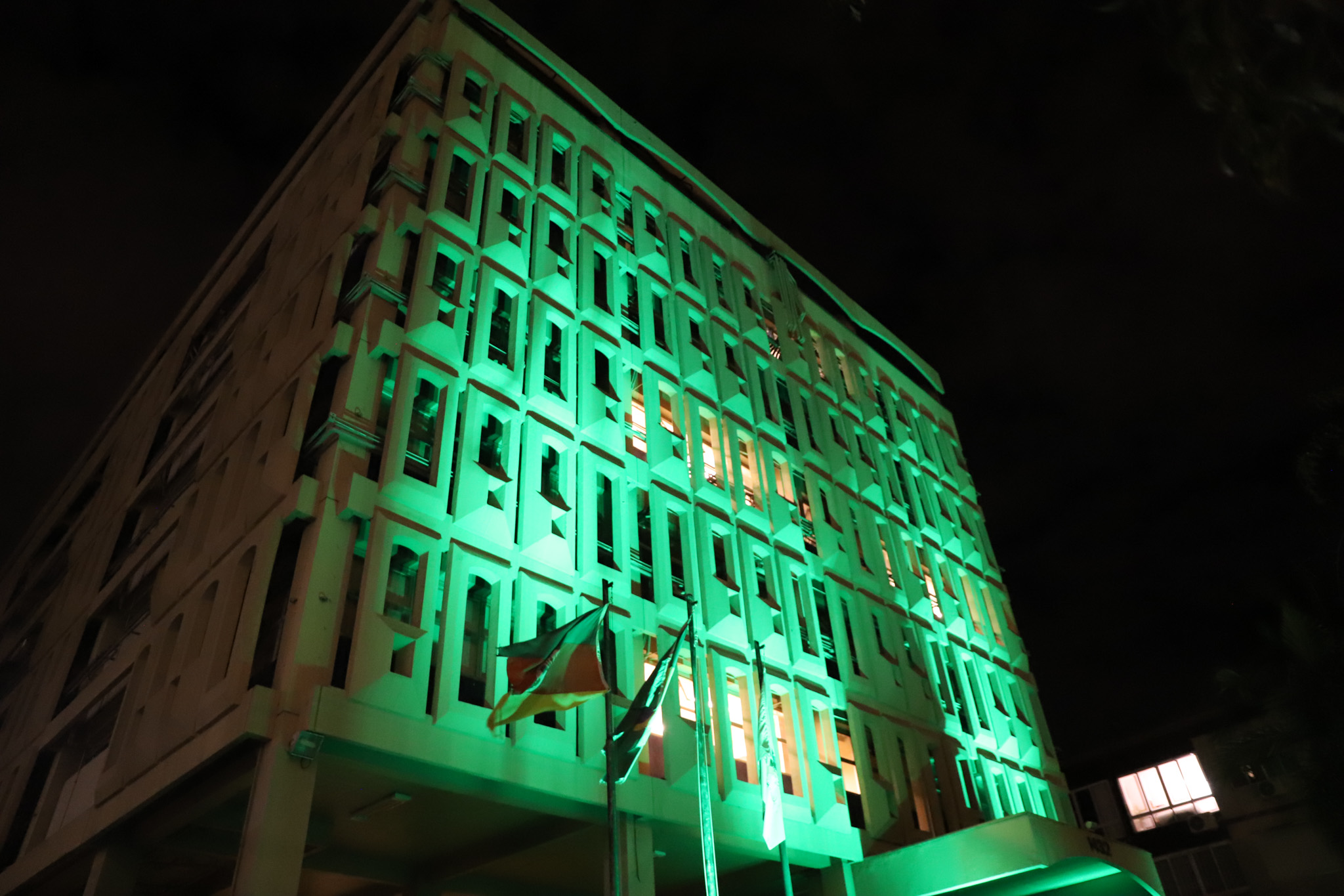 Foto do prédio do Foro Trabalhista de Porto Alegre iluminado de verde