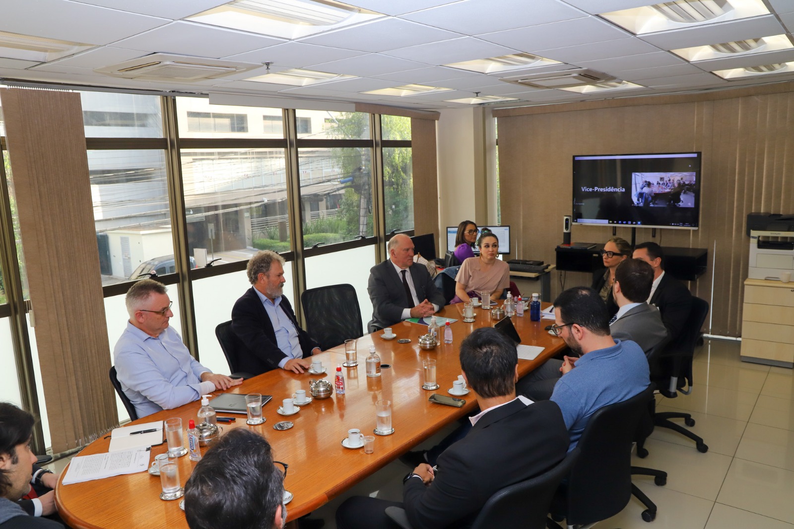 Foto da mesa de negociação conduzida pelo vice-presidente do TRT-4 com representantes da Corsan e de trabalhadores.