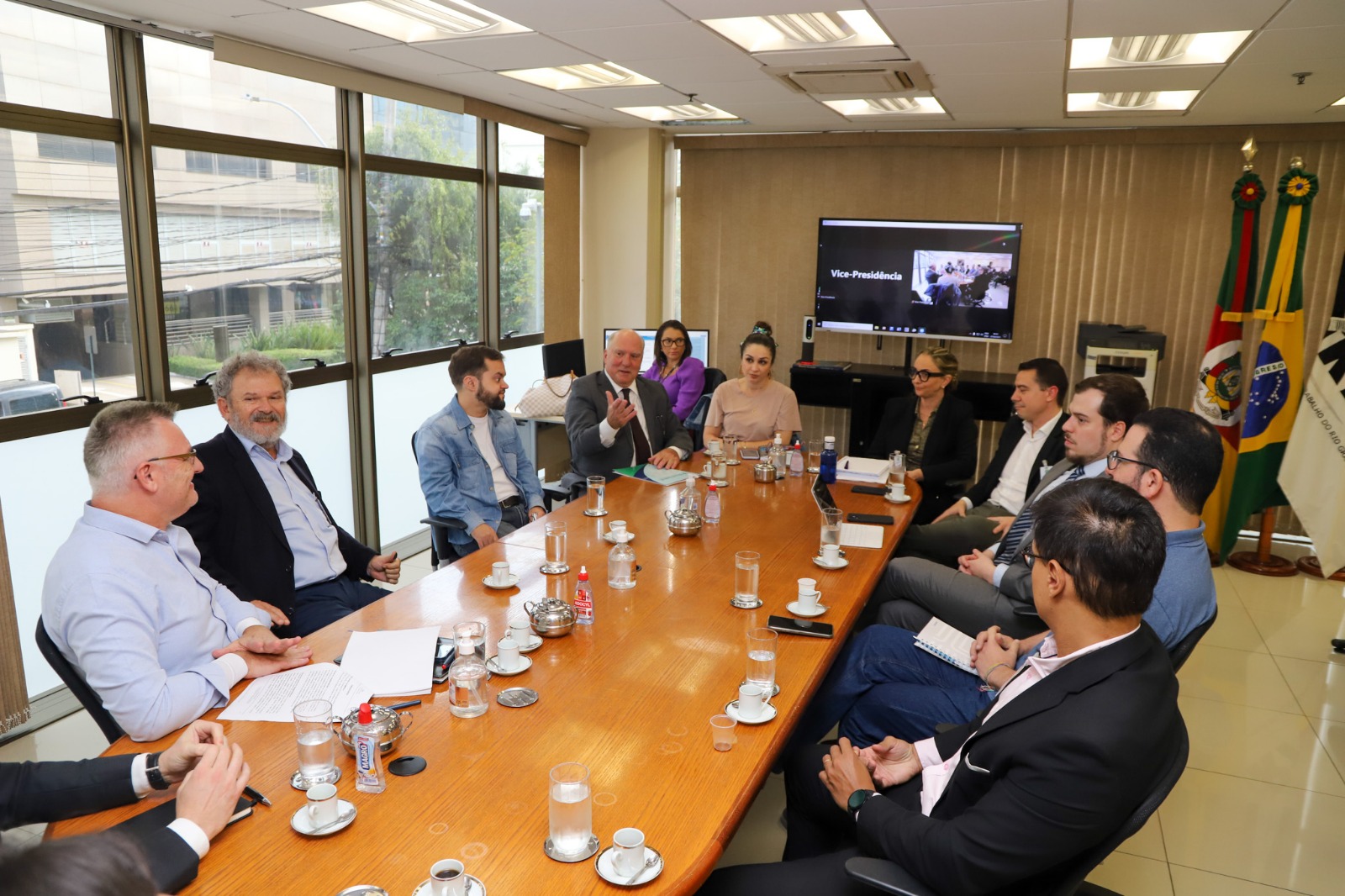 Foto da mesa de negociação conduzida pelo vice-presidente do TRT-4 com representantes da Corsan e de trabalhadores.