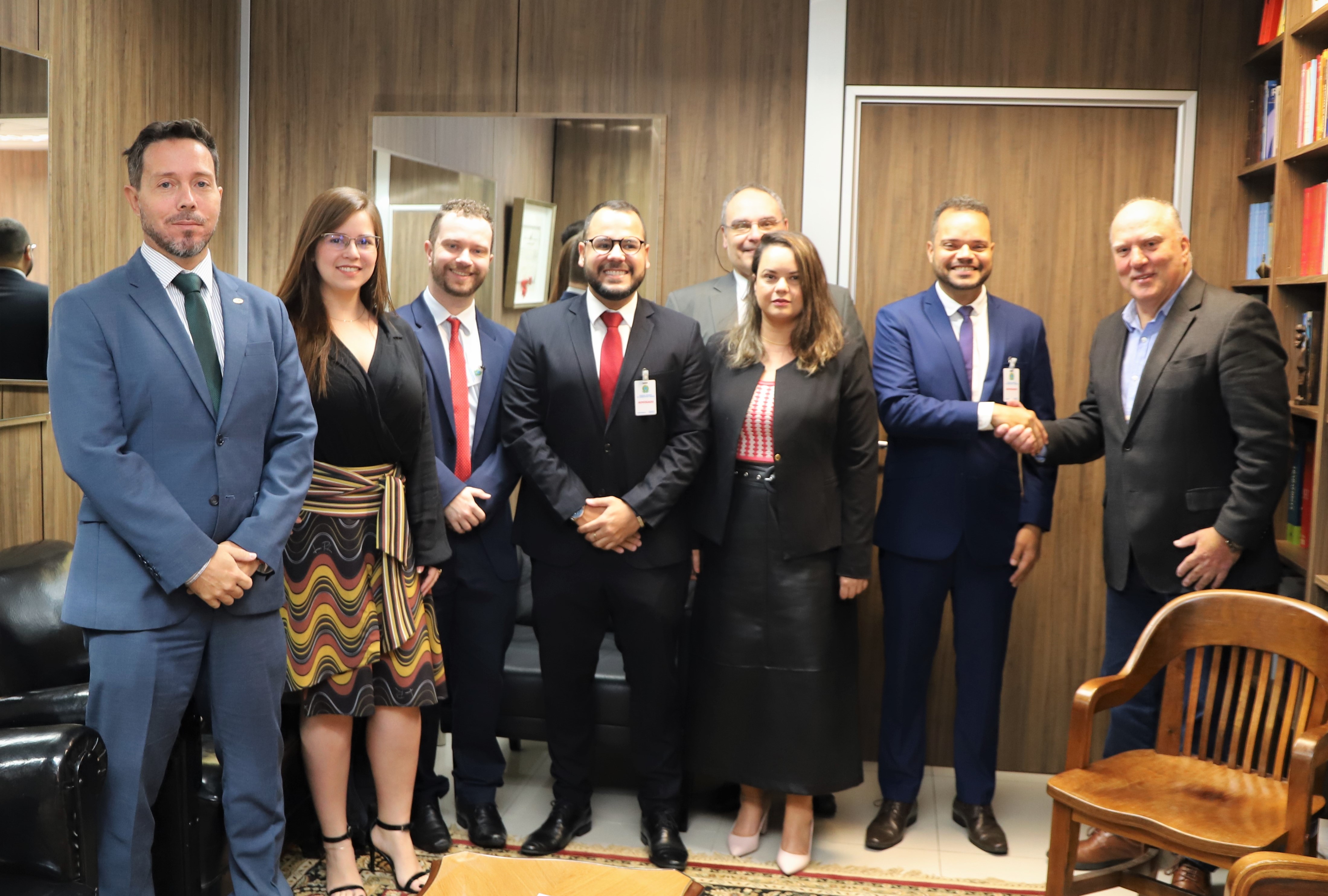 Desembargador Ricardo Martins Costa, juiz Rodrigo Trindade e diretoria da Agetra.jpg