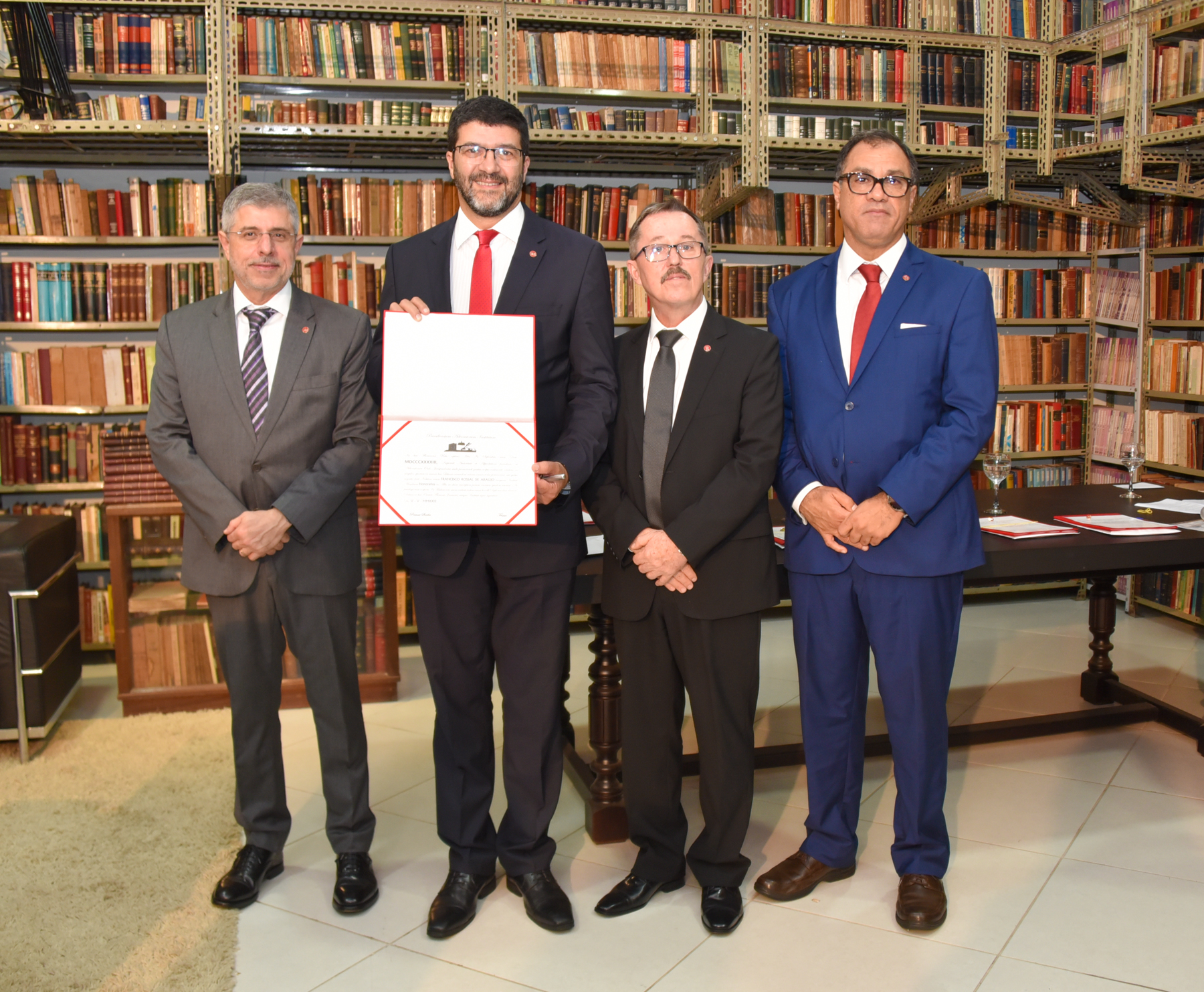 Presidente do TRT-4, desembargador, Francisco Rossal recebendo diploma de Membro Honorário do Instituto dos Advogados Brasileiros. Está ao lado de três advogados que integram o IAB, entre eles, o presidente do Instituto Sydney Sanches.