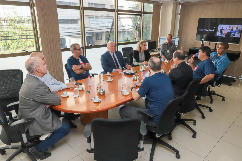 Foto dos participantes na mediação
