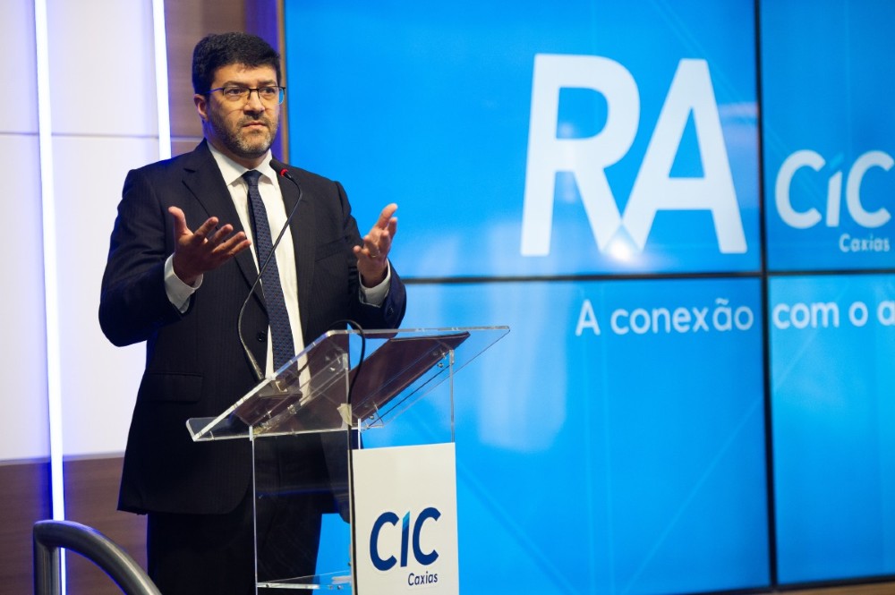 Foto do presidente do TRT-4, desembargador Francisco Rossal de Araújo, palestrando na na Câmara de Indústria, Comércio e Serviços de Caxias do Sul (CIC Caxias)