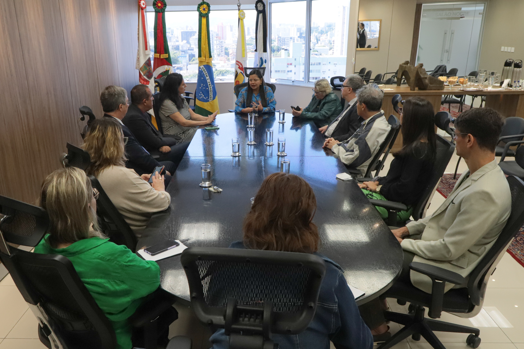 Juízes e juízas na mesa de Reunião no Salão Nobre.